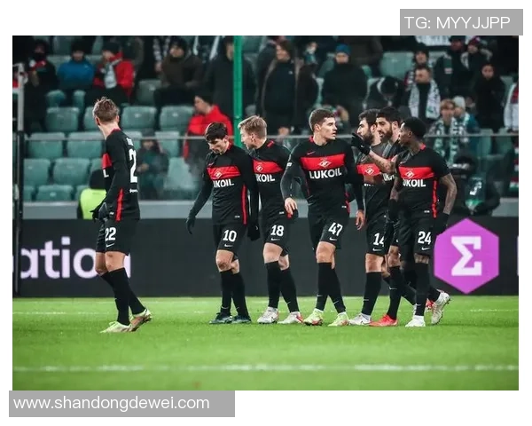 足球球星遭众人围追堵截瞬间引发热议 见证足球场上的疯狂时刻