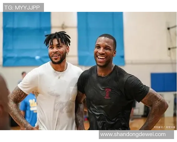 NBA球星与足球巨星跨界合影,明星球场碰撞引发粉丝热议 NBA球星与足球巨星跨界合影,明星球场碰撞引发粉丝热议